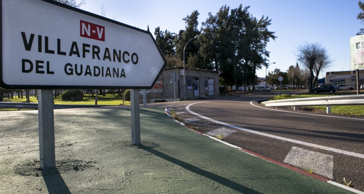 Un panel indica la dirección hacia Villafranco del Guadiana. Un panel indica la dirección hacia Villafranco del Guadiana.