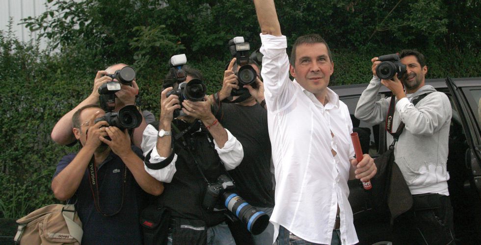 Arnaldo Otegi sale de la cárcel de Martutene en San Sebastian, en 2008. Arnaldo Otegi sale de la cárcel de Martutene en San Sebastian, en 2008.