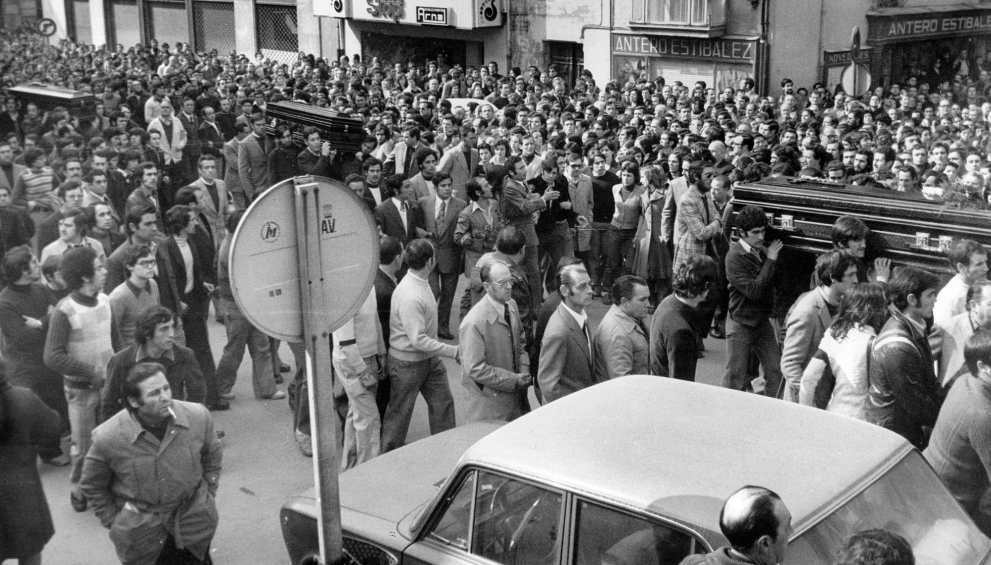 Los féretros de los tres primeros obreros que murieron recorren Vitoria el 5 de marzo de 1976. Luego fallecerían otros dos. Los féretros de los tres primeros obreros que murieron recorren Vitoria el 5 de marzo de 1976. Luego fallecerían otros dos.