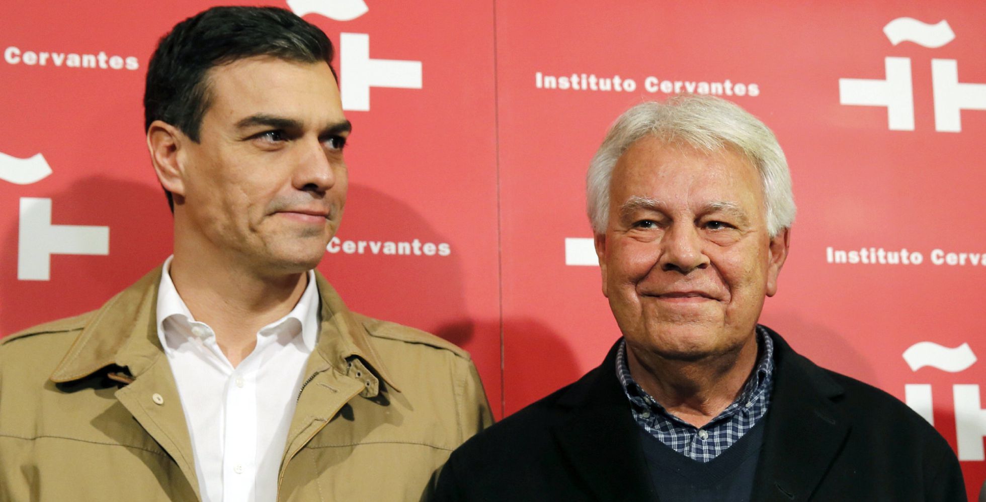 El líder del PSOE, Pedro Sánchez, y Felipe González, en el Instituto Cervantes. El líder del PSOE, Pedro Sánchez, y Felipe González, en el Instituto Cervantes.