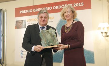 Ana Iribar, viuda de Gregorio Ordóñez, entrega el premio a Leopoldo López, padre del opositor del mismo nombre. Ana Iribar, viuda de Gregorio Ordóñez, entrega el premio a Leopoldo López, padre del opositor del mismo nombre.