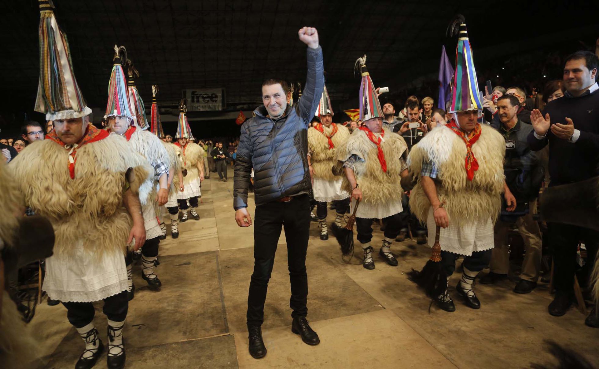 Arnaldo Otegi levanta el puño al entrar en el velódromo de Anoeta, en San Sebastián. Arnaldo Otegi levanta el puño al entrar en el velódromo de Anoeta, en San Sebastián.