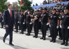 Si sigues a @policia, hazle el himno a la policía: son 10.000 euros