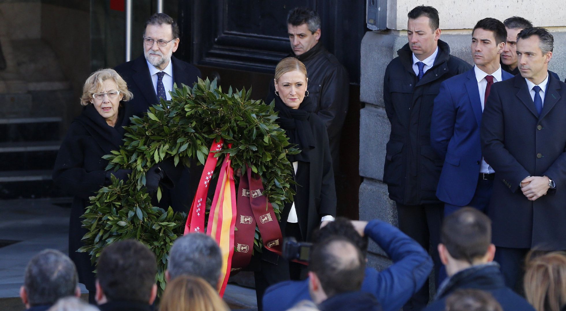El presidente Mariano Rajoy, junto a la presidenta de la Comunidad de Madrid, Cristina Cifuentes, y la alcaldesa Manuela Carmena. El presidente Mariano Rajoy, junto a la presidenta de la Comunidad de Madrid, Cristina Cifuentes, y la alcaldesa Manuela Carmena.