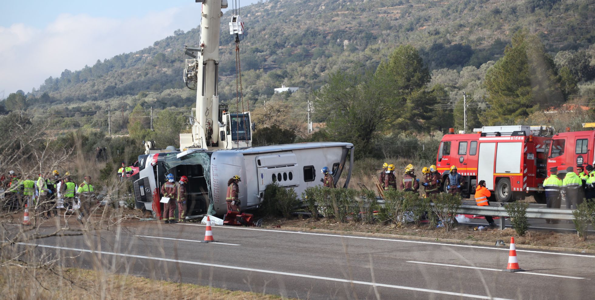 El autobús siniestrado en Tarragona ha volcado sobre la mediana de la AP-7 a la altura de Freginals. El autobús siniestrado en Tarragona ha volcado sobre la mediana de la AP-7 a la altura de Freginals.