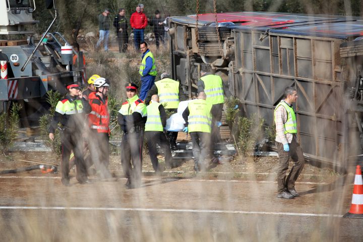 Mueren 13 universitarias en un accidente de autobús en Tarragona Mueren 13 universitarias en un accidente de autobús en Tarragona