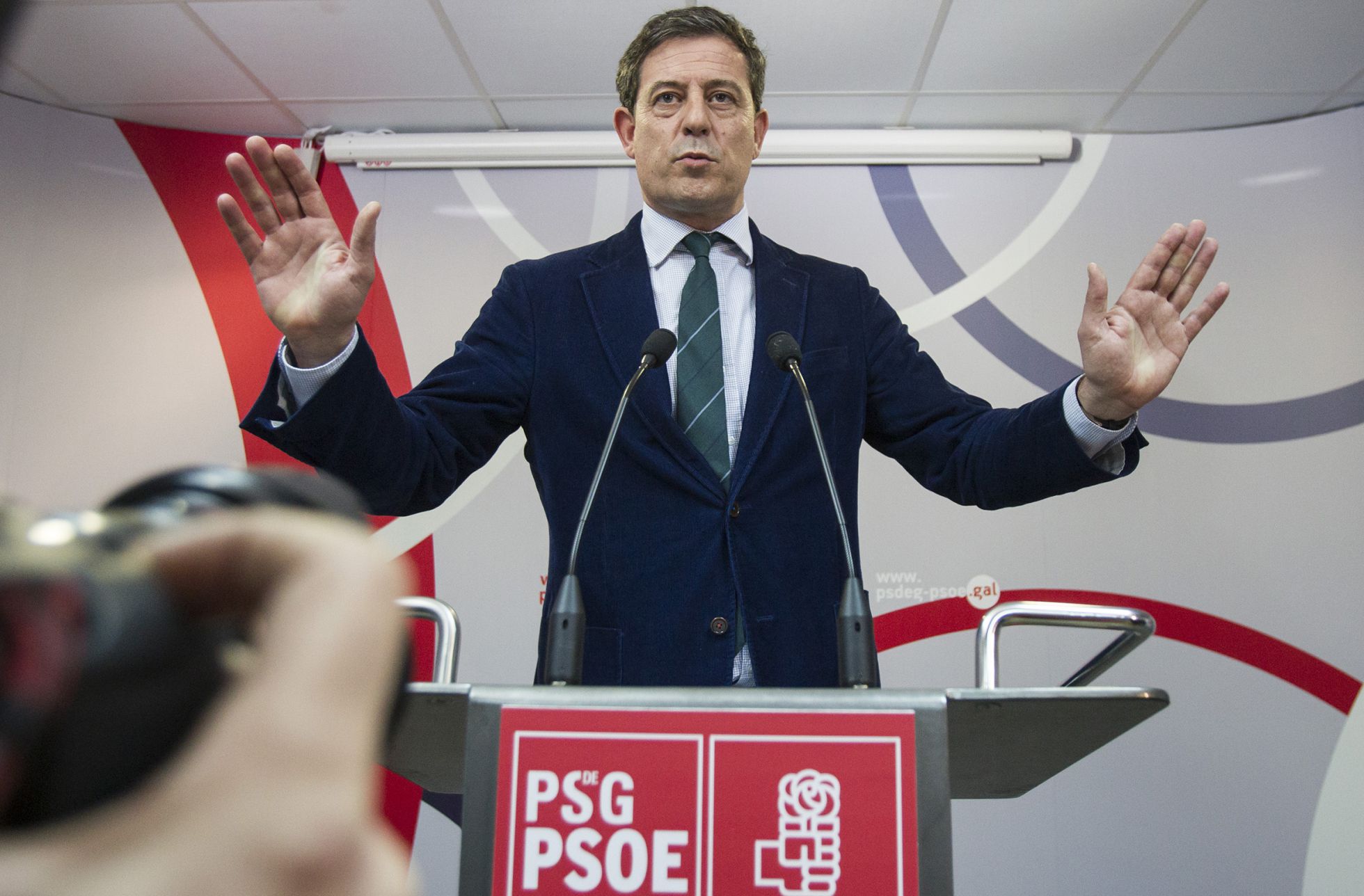 Besteiro, tras presentar su dimisión como líder de los socialistas gallegos. Besteiro, tras presentar su dimisión como líder de los socialistas gallegos.