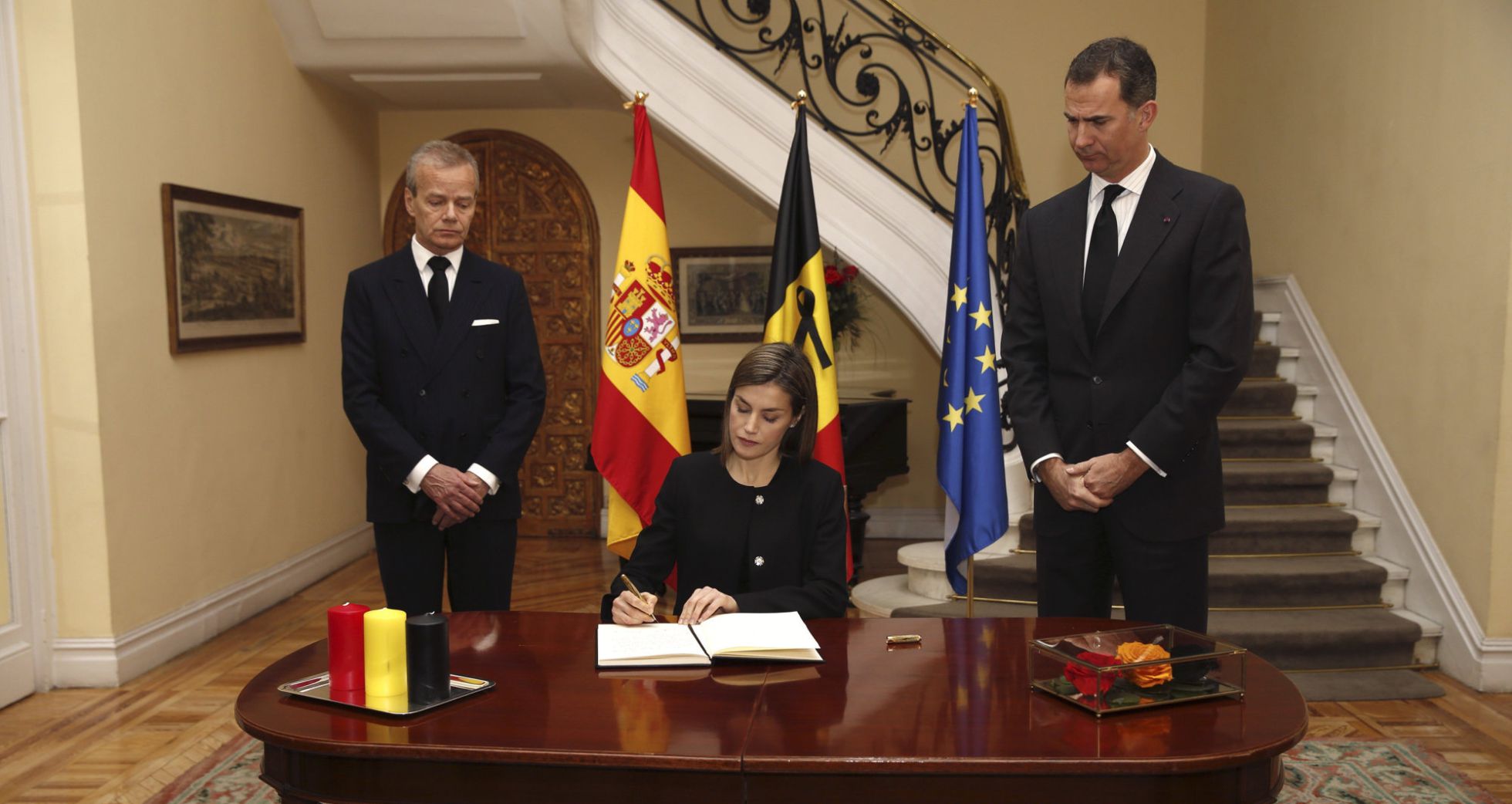 La reina Letizia, en presencia del Rey y el embajador de Bégica, Pierre Labouverie, firma en el libro de condolencias en la residencia del embajador. La reina Letizia, en presencia del Rey y el embajador de Bégica, Pierre Labouverie, firma en el libro de condolencias en la residencia del embajador.