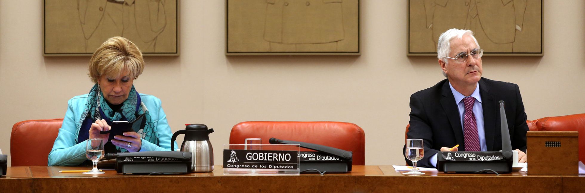 En el centro, la silla vacía del ministro Pedro Morenés, que plantó a la comisión de Defensa el pasado 17 de marzo en el Congreso. En el centro, la silla vacía del ministro Pedro Morenés, que plantó a la comisión de Defensa el pasado 17 de marzo en el Congreso.