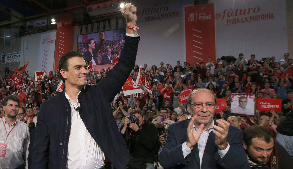 Pedro Sánchez, junto a Manuel Robles, alcalde de Fuenlabrada, en el mitin de cierre de la campaña del 20-D.