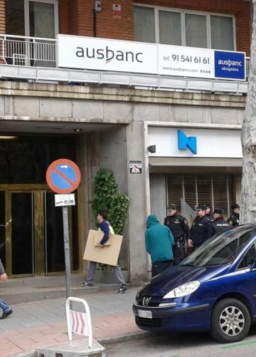 La policía con cajas en la sede de Ausbanc. La policía con cajas en la sede de Ausbanc.