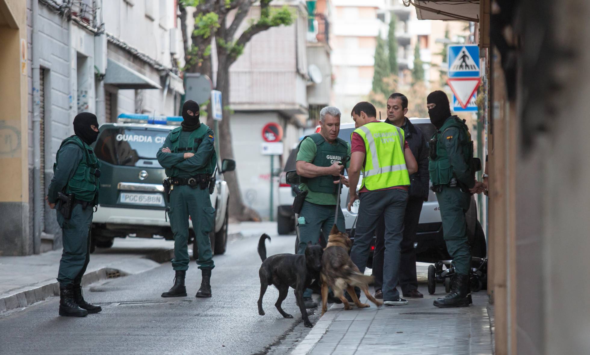La guardia civil registra la vivienda de los detenidos en el barrio de La Chana, Granada. La guardia civil registra la vivienda de los detenidos en el barrio de La Chana, Granada.