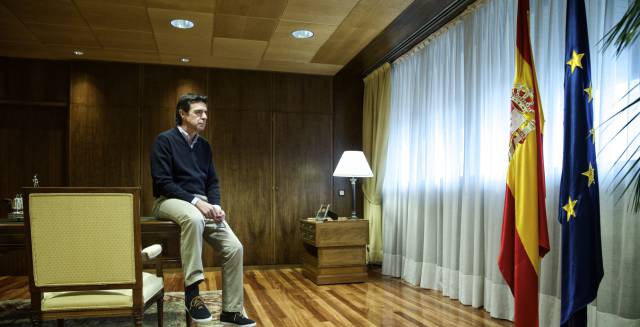 José Manuel Soria, durante la entrevista en su despacho del Ministerio.