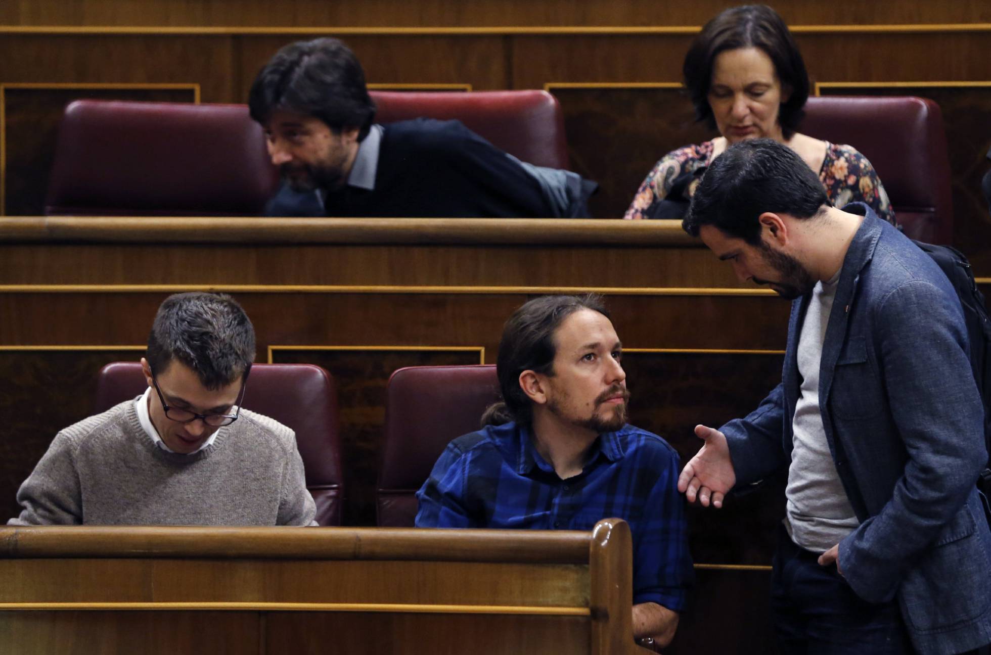 Alberto Garzón saluda a Pablo Iglesias, este martes en el Congreso. Alberto Garzón saluda a Pablo Iglesias, este martes en el Congreso.