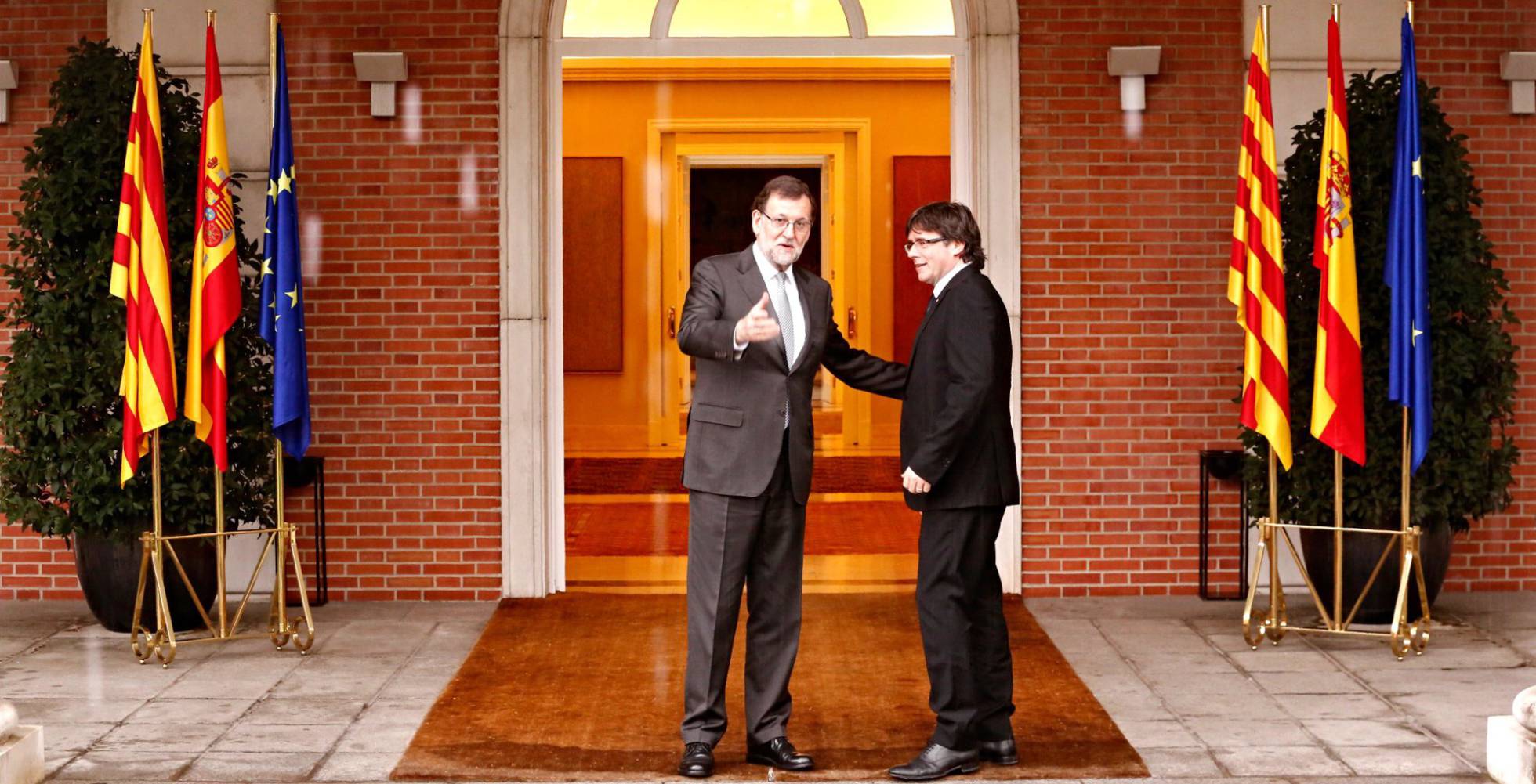 Rajoy y Puigdemont, la semana pasada, en la entrada de La Moncloa. Rajoy y Puigdemont, la semana pasada, en la entrada de La Moncloa.