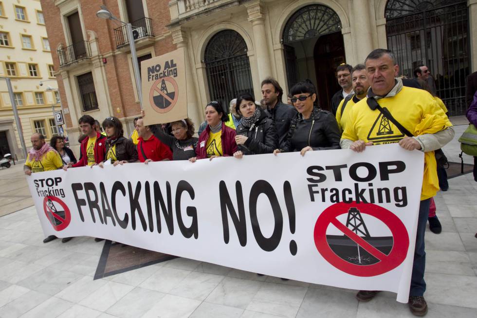 Concentración contra el "fracking" ante la Diputación de Castellón