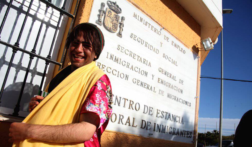 No centro temporário de imigrantes reside um grupo de homossexuais marroquinos perseguido em seu país.