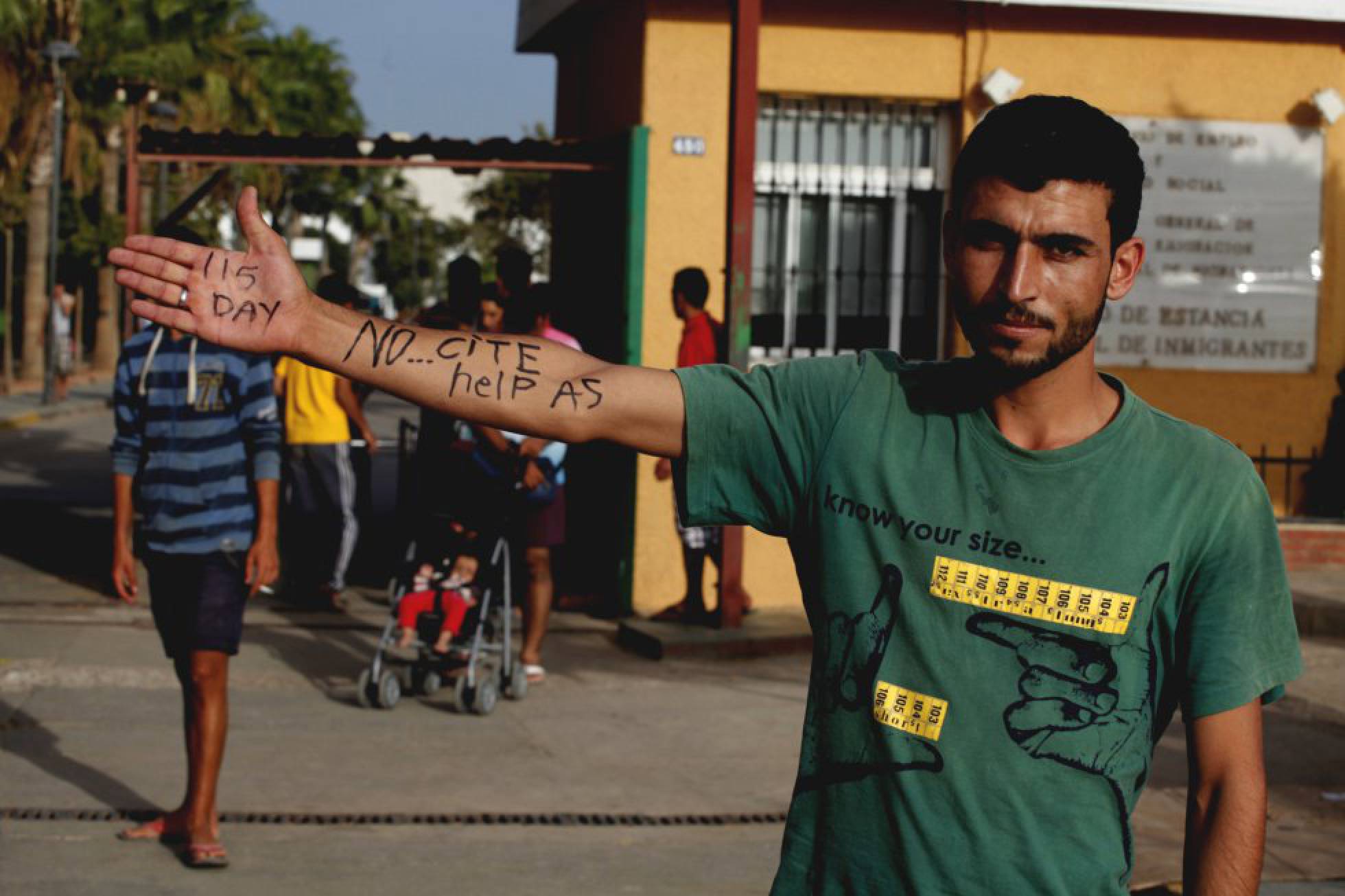 Un ciudadano sririo residente en el CETI de Melilla escribe en su brazo pidiendo ayuda. Un ciudadano sririo residente en el CETI de Melilla escribe en su brazo pidiendo ayuda.