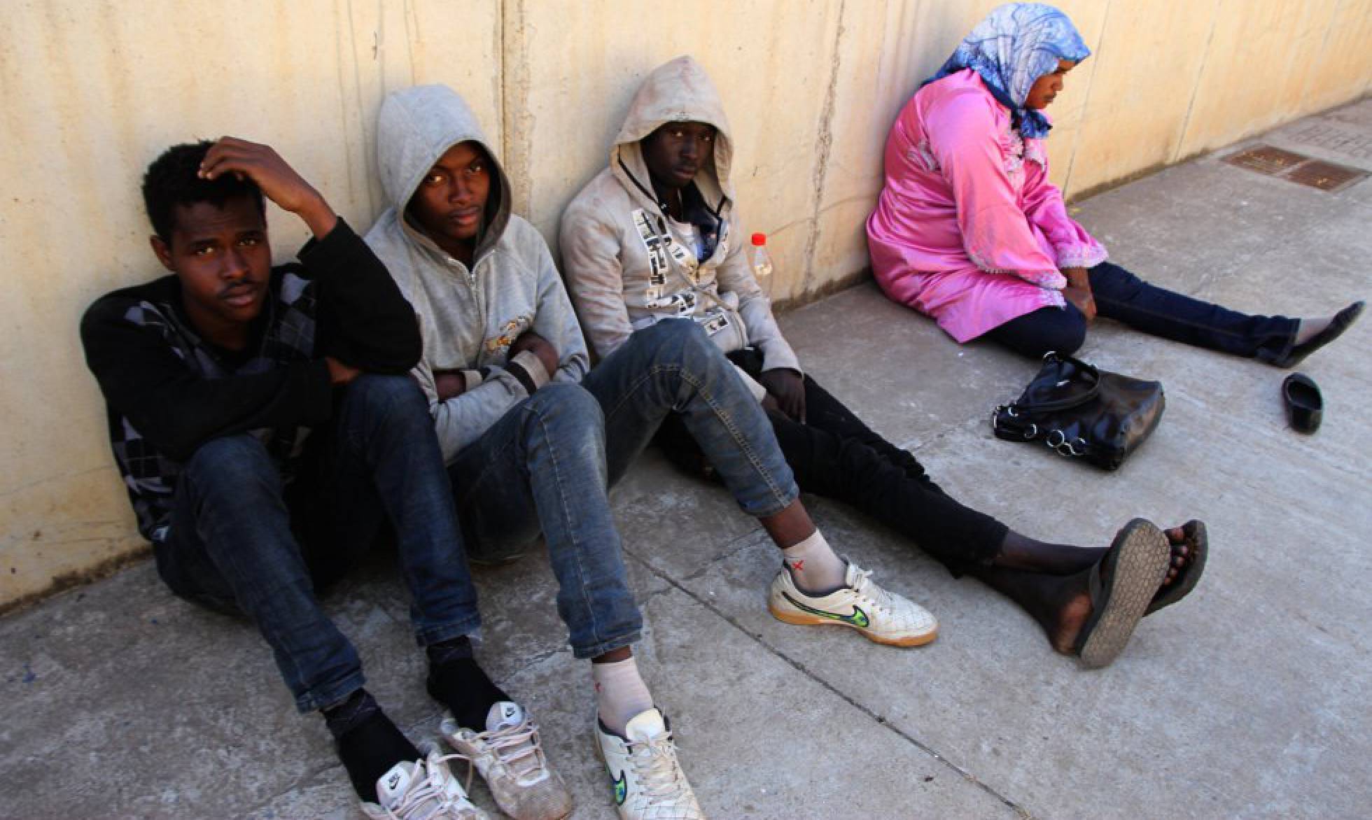 Cuatro inmigrantes subsaharianos intentaron entrar en Melilla ocultos en un vehículo. La policía detectó su presencia. Cuatro inmigrantes subsaharianos intentaron entrar en Melilla ocultos en un vehículo. La policía detectó su presencia.