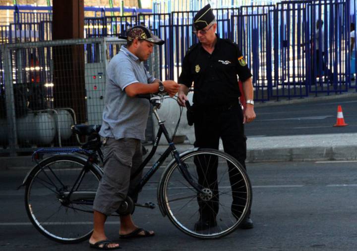 Un policia controla el paso de vehículos y peatones entre España y Marruecos. Un policia controla el paso de vehículos y peatones entre España y Marruecos.