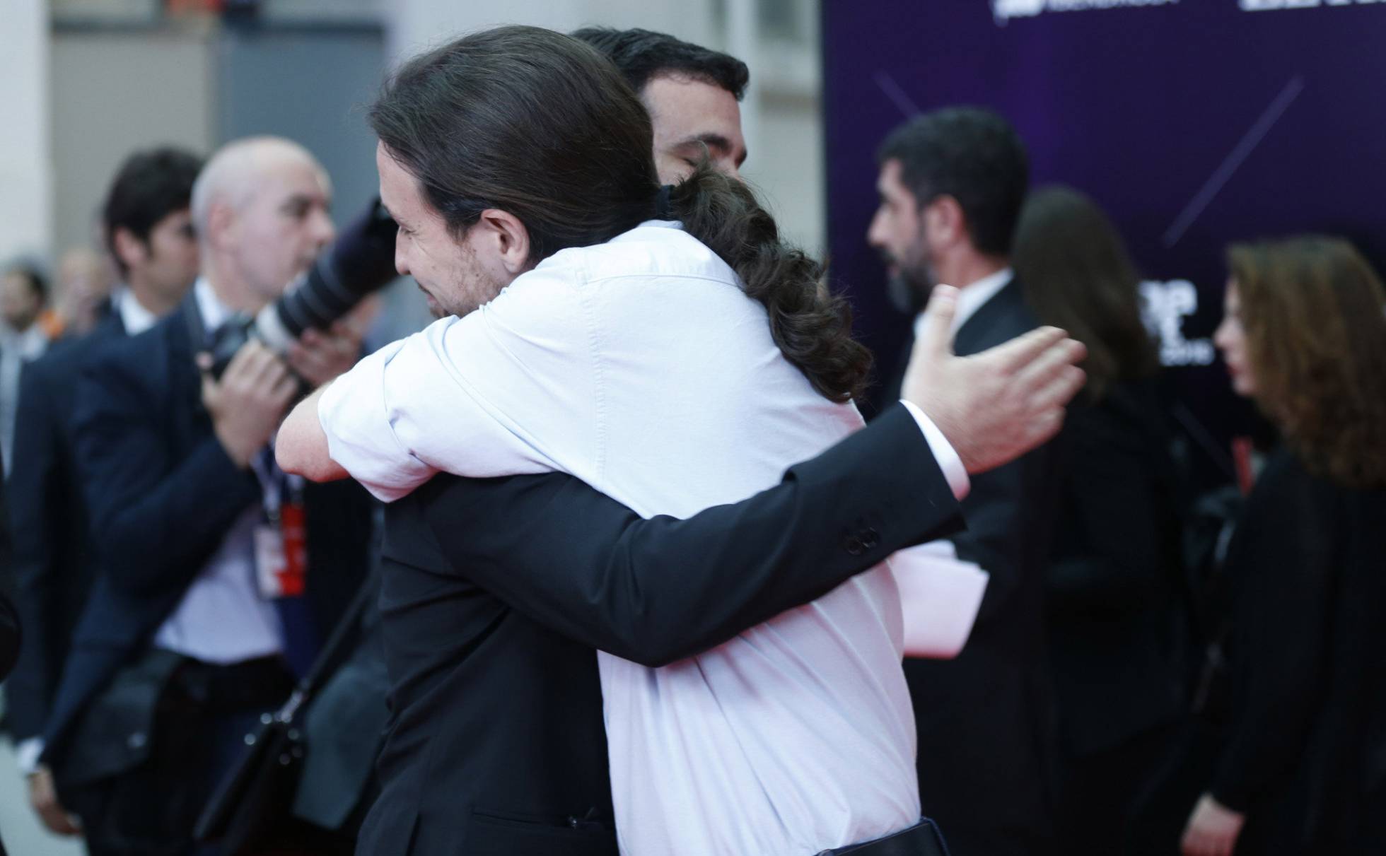El líder de Podemos, Pablo Iglesias, abraza al candidato de IU, Alberto Garzón, en la gala de los premios Ortega y Gasset de EL PAÍS. El líder de Podemos, Pablo Iglesias, abraza al candidato de IU, Alberto Garzón, en la gala de los premios Ortega y Gasset de EL PAÍS.