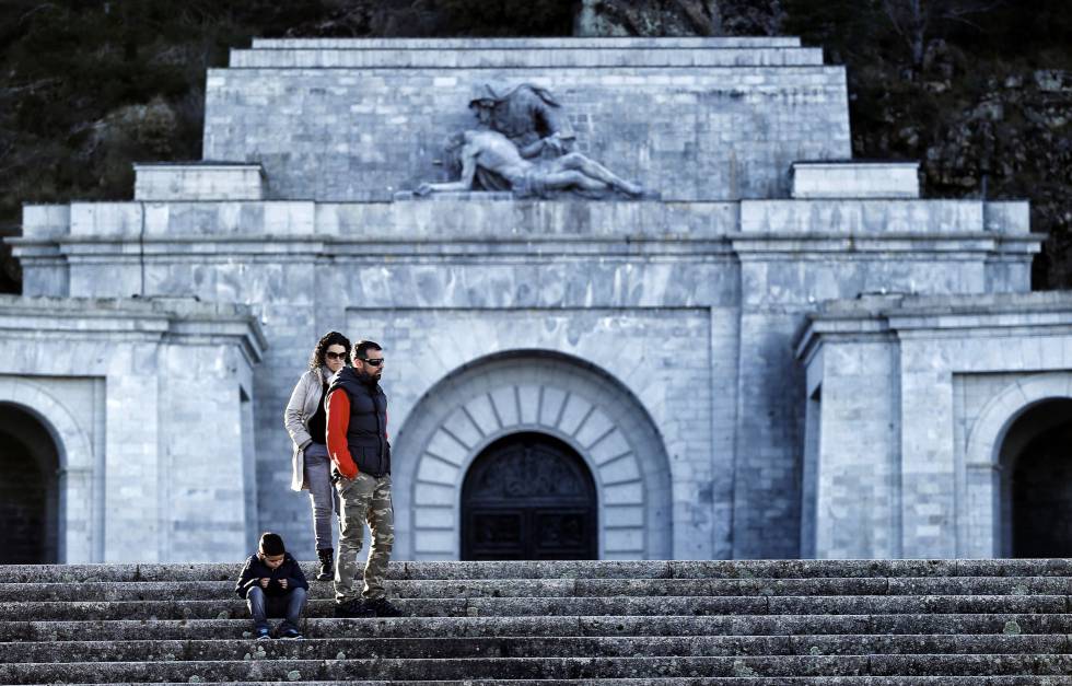 Una familia realizando una visita turística en el Valle de los Caídos.