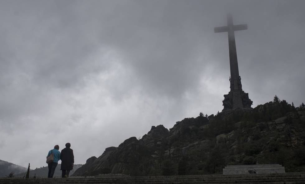 Dos turistas visitan el Valle de los Caídos.