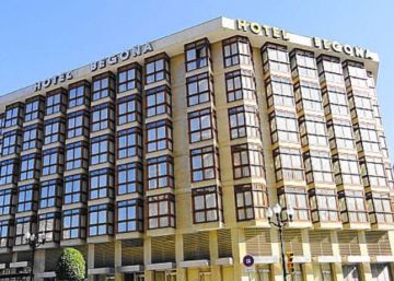 Mor un home en el seu comiat de solter en caure per una finestra a Gijón