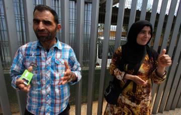 Fatten al-ali, refugiada siria sordomuda, junto a su marido tras conseguir entrar en Melilla.