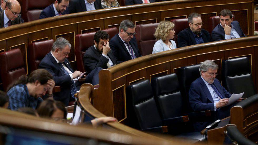 El ministro de Educación, Íñigo Méndez de Vigo, en el primer banco, durante el pleno que debatió la propuesta de paralizar la LOMCE. 