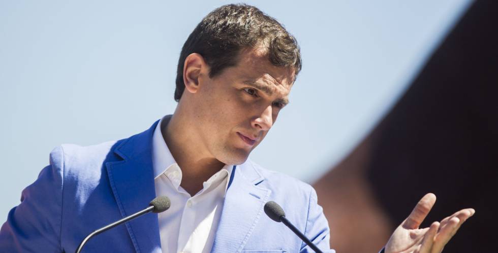 Rivera ofrece a PP y PSOE que negocien el Gobierno con una reunión el 27-J Rivera ofrece a PP y PSOE que negocien el Gobierno con una reunión el 27-J