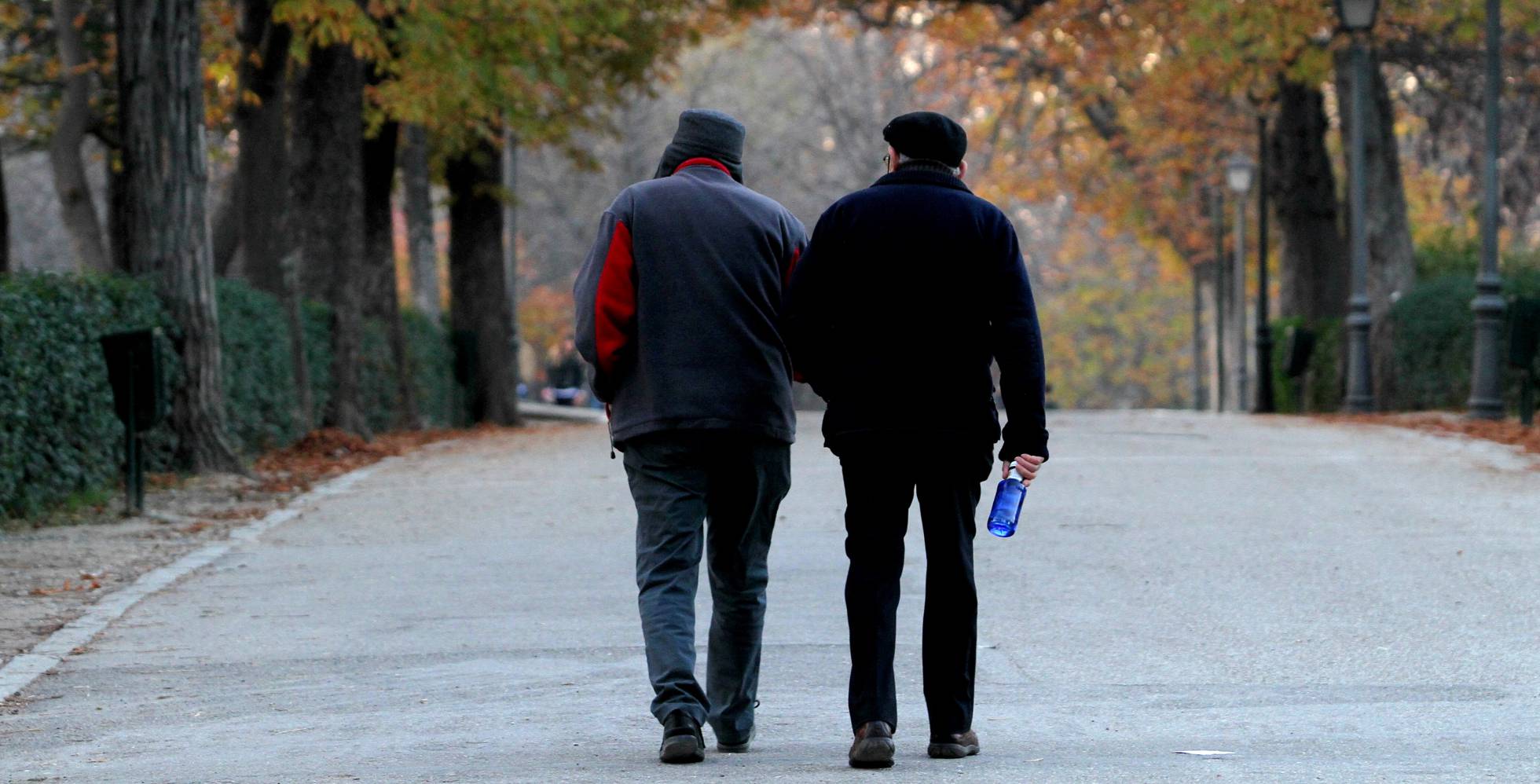 Una pareja de jubilados en el parque del Retiro en Madrid. Una pareja de jubilados en el parque del Retiro en Madrid.