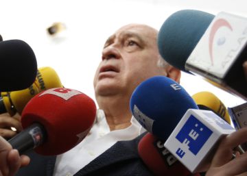 Varios grupos intentan forzar la comparecencia de Fernández Díaz