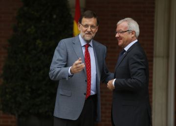 La juez sostiene que el expresidente de Murcia pudo cobrar dádivas a través de familiares