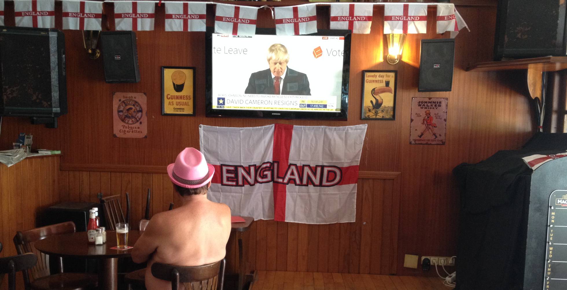 Un británico en el bar Rose&Crow, en Benalmádena (Málaga). Un británico en el bar Rose&Crow, en Benalmádena (Málaga).