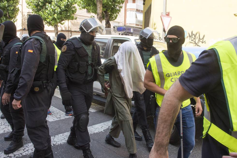 La Guardia Civil custodia a uno de los tres hermanos yihadistas de Lleida.