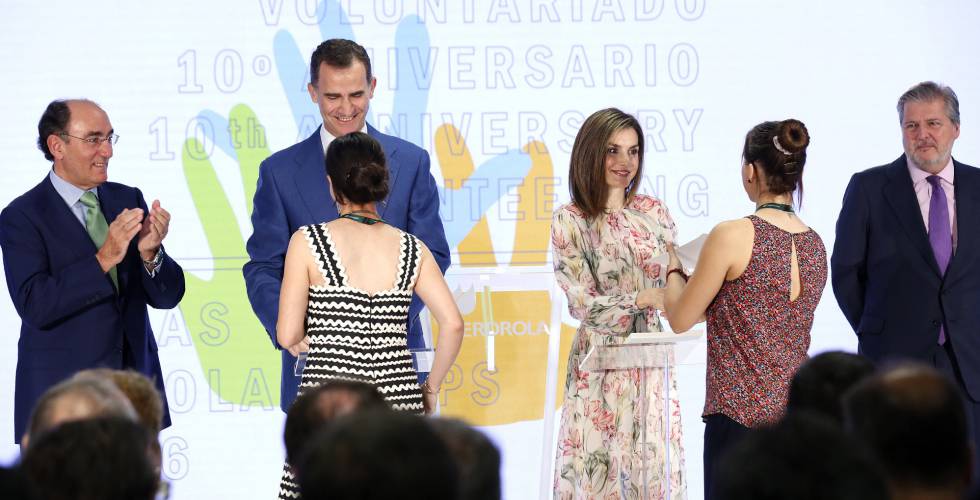 Los Reyes Felipe y Letizia acompañados por el ministro de Cultura en funciones, Íñigo Méndez de Vigo, y el presidente de Iberdrola, Ignacio Sánchez Galán, durante el acto de entrega de las Becas Iberdrola 2016.