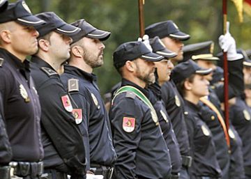 La policía ya tiene letra para su himno: se llama ‘Tesón de hierro’