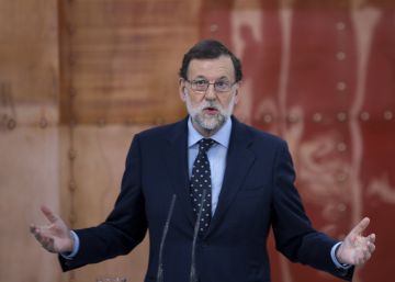 Rajoy durante una visita este lunes a Alovera, Guadalajara.