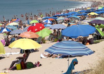 La playa Lanzada de Sanxenxo, abarrotada ayer en una jornada marcada por las altas temperaturas en Galicia.