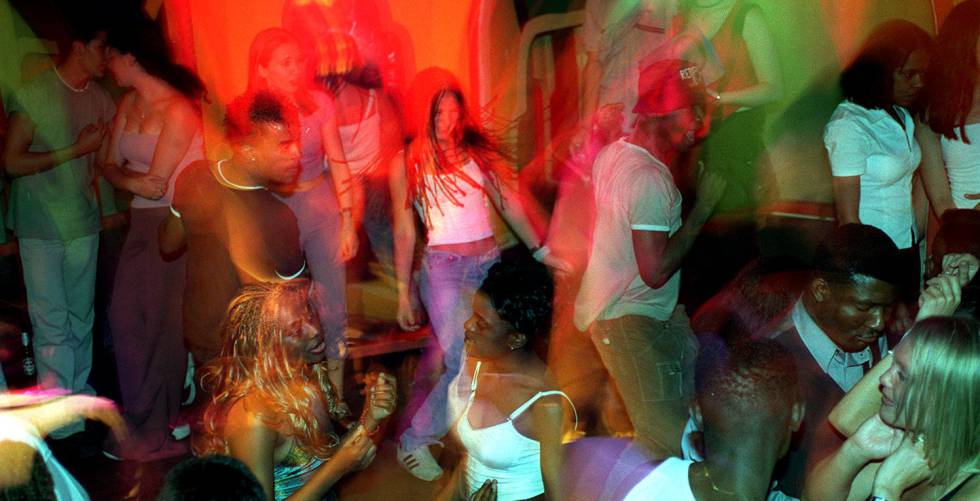 Jóvenes bailan en la pista de una discoteca after hours de Madrid.