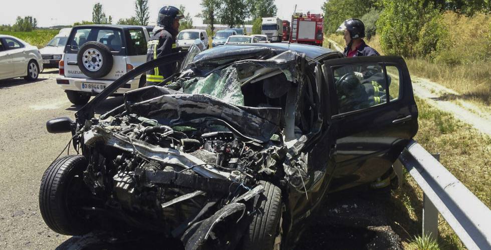 Los bomberos intervienen en un accidente ocurrido en Órbigo (Léon), la pasada semana.