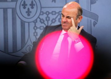 Gobierno y PSOE se enfrentan por aprobar el techo de gasto Gobierno y PSOE se enfrentan por aprobar el techo de gasto