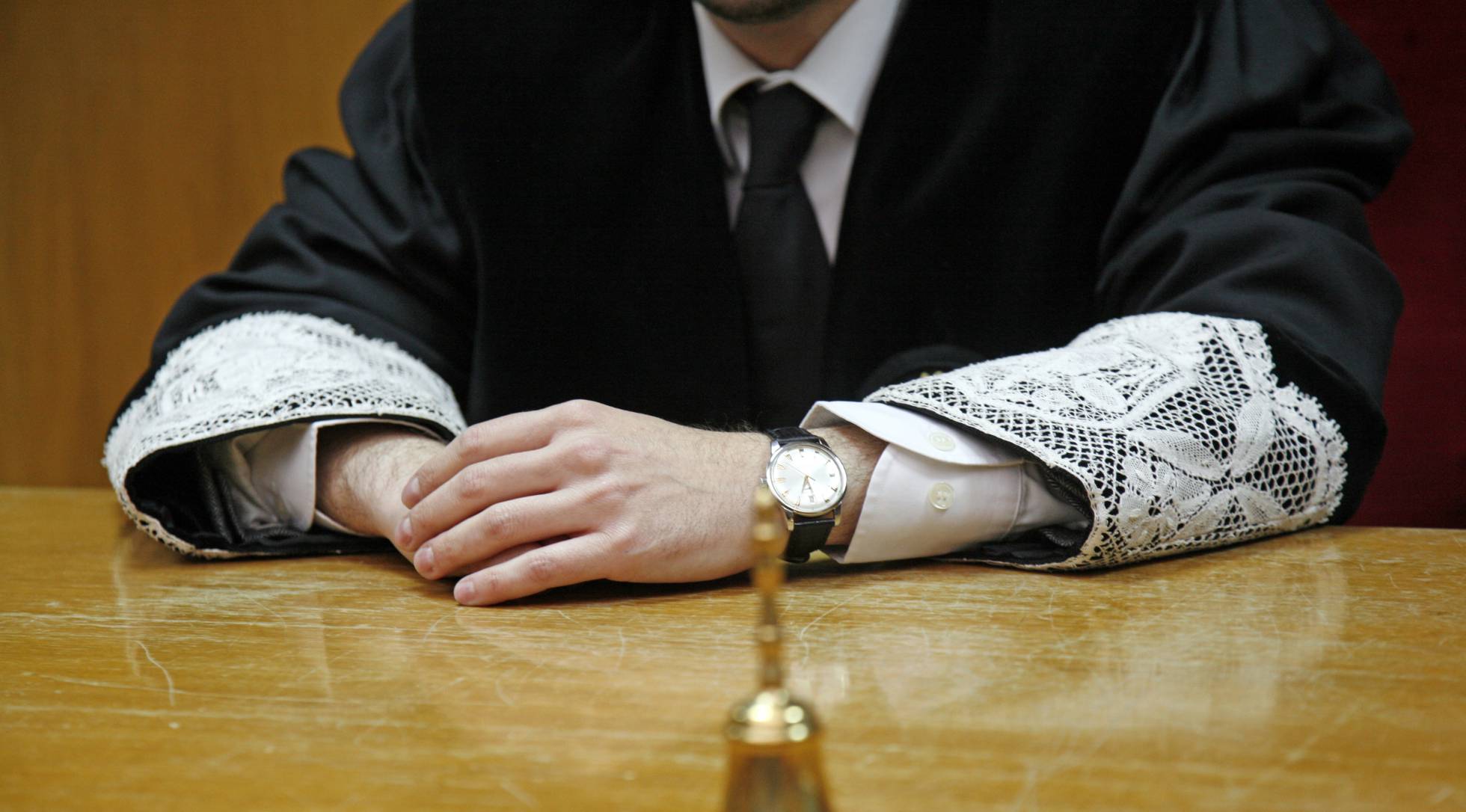 Un juez muestra las puñetas de su toga. Un juez muestra las puñetas de su toga.