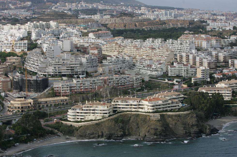 Miles de viviendas construidas cerca del mar en Benalmádena (Málaga).