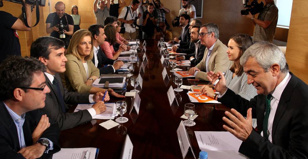 Tercera reunión entre los equpipos negociadores del Partido Popular y Ciudadanos.