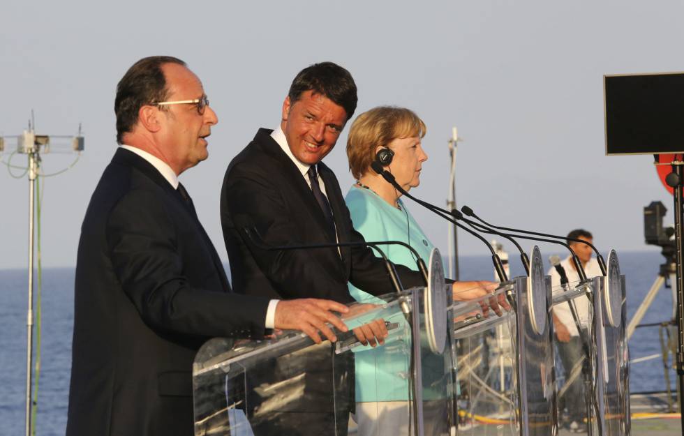 Hollande, Renzi y Merkel, el pasado día 22 a bordo del portaaviones Garibaldi. 