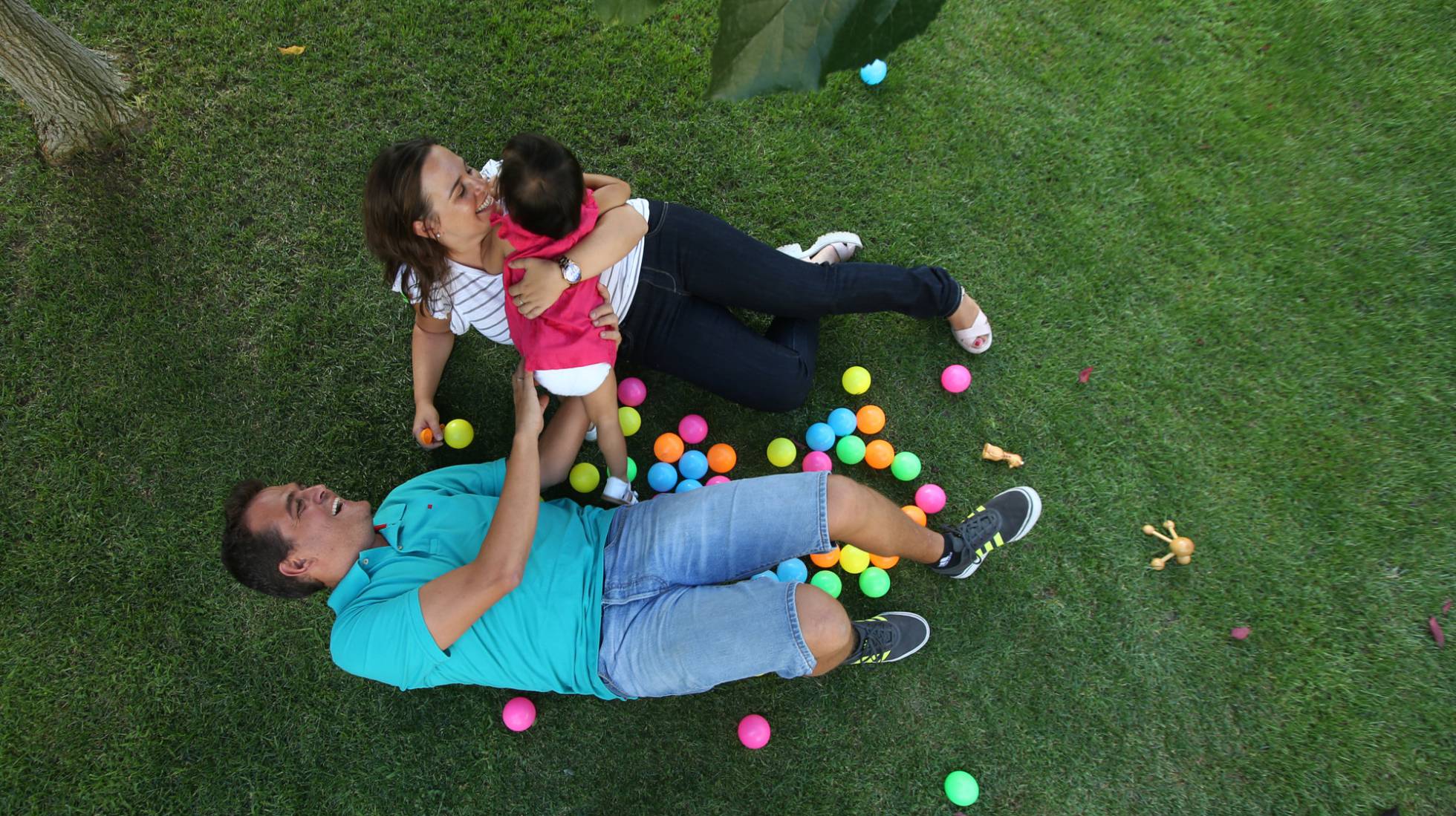 Fernando y Laura juegan con su hija, Leyre, adoptada en Vietnam. Fernando y Laura juegan con su hija, Leyre, adoptada en Vietnam.