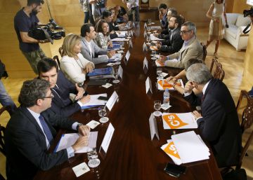 Rajoy y Rivera se reúnen para cerrar las negociaciones de la investidura Rajoy y Rivera se reúnen para cerrar las negociaciones de la investidura