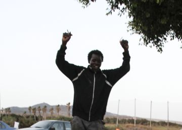 Más de un centenar de inmigrantes entran en Melilla tras saltar la valla Más de un centenar de inmigrantes entran en Melilla tras saltar la valla